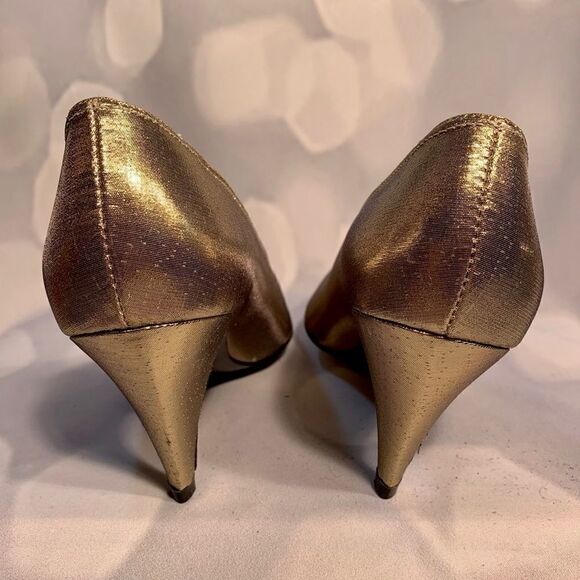 NOTORIOUS GOLD LAME PUMP 3” HEEL 8.5B - Picture 4 of 6